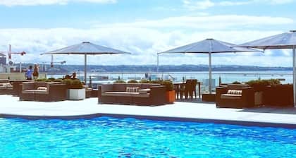 NY-style apt, 2 bed, large sunny terrace, rooftop pool, Auckland City