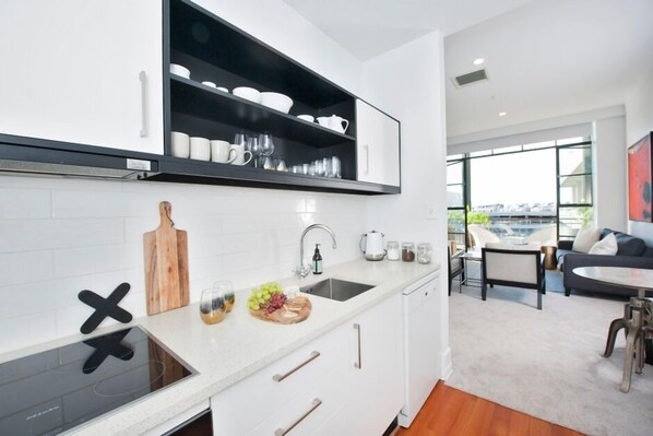 Coffee/tea maker, fridge, microwave, oven - NY-style apt, 2 bed, large sunny terrace, rooftop pool, Auckland City (Auckland CBD)