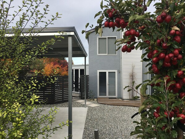 Property grounds - The Art House, Wanaka - Contemporary holiday house (Wanaka)