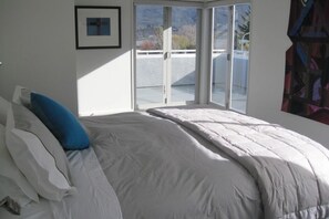 4 bedrooms, iron/ironing board, free WiFi, bed sheets - The Art House, Wanaka - Contemporary holiday house (Wanaka)