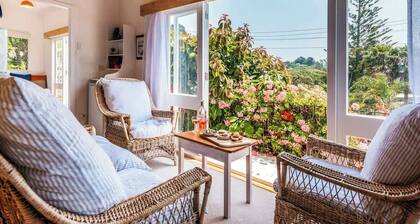 Sunshine Cottage by the Sea - Onetangi Beach Bach