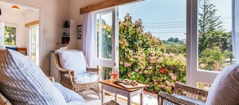 Sunshine Cottage by the Sea - Onetangi Beach Bach