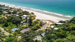 Un área residencial costera con casas, una playa y una vista despejada del océano.