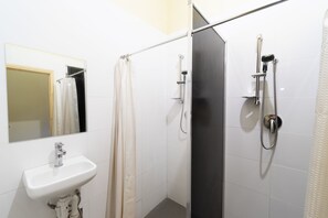 Shower, soap, toilet paper - myOZexp Aberdeen Lodge - Hostel (Northbridge)