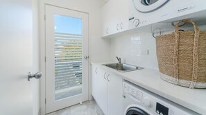 Interior - Sunshine - Wake up to ocean light on Yamba Hill (Yamba)