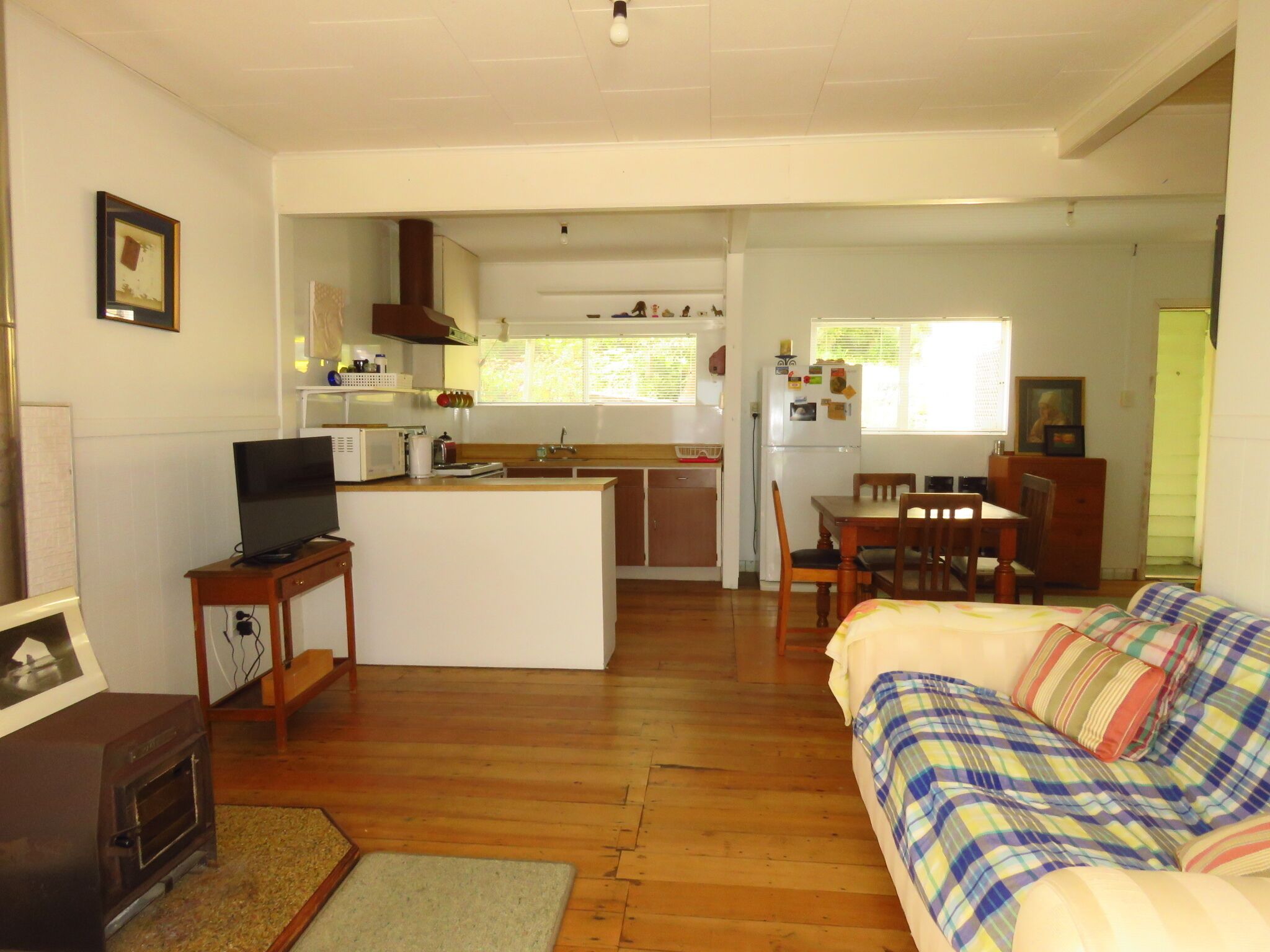 Een televisie en een open haard