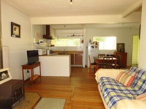 TV, fireplace - Classic kiwi bach in Cable Bay (Cable Bay)