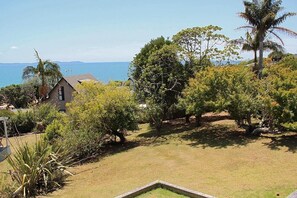 Property grounds - Classic kiwi bach in Cable Bay (Cable Bay)