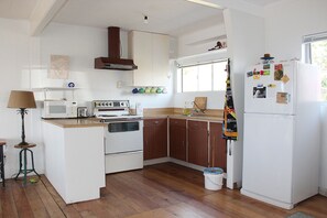 Kühlschrank, Mikrowelle, Ofen, Wasserkocher