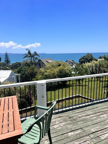 Classic kiwi bach in Cable Bay