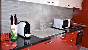 Kühlschrank, Mikrowelle, Ofen, Wasserkocher mit Kaffee-/Teezubehör