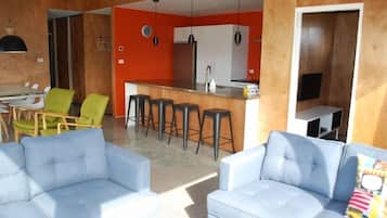 Smart TV, fireplace, DVD player, ping pong