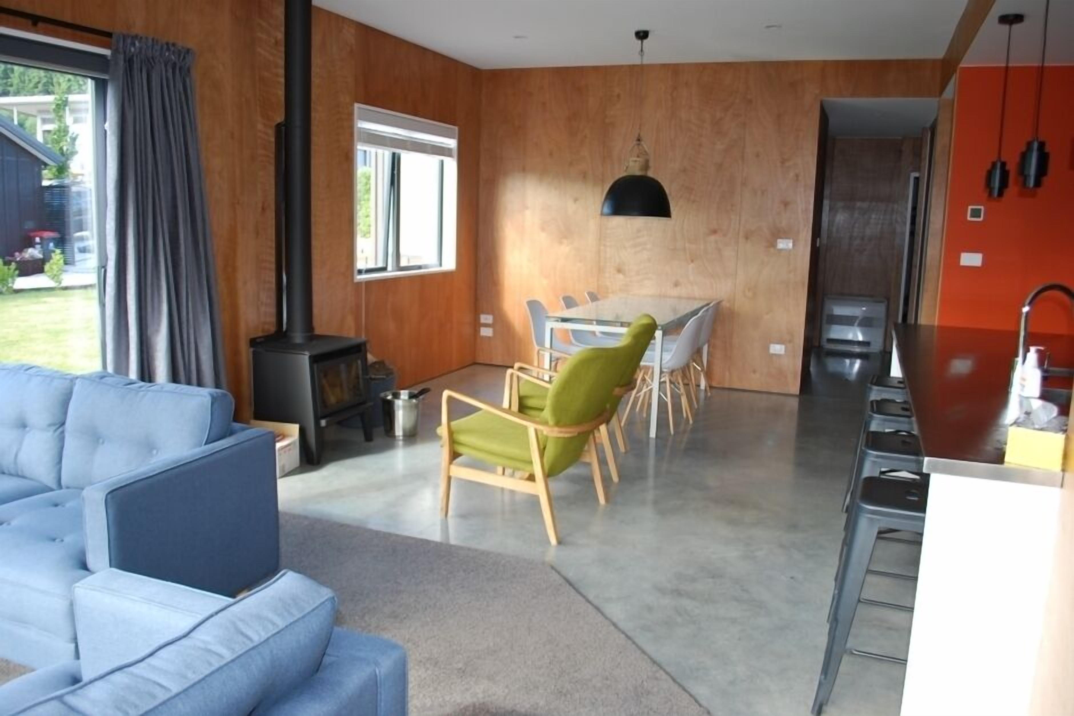 TV connectée, cheminée, lecteur de DVD, table de tennis de table