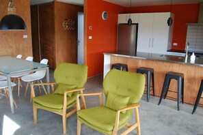 Interior - Stunning mountain views, sun soaked, quiet location close to Lake Wanaka (Wanaka)