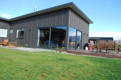 Stunning mountain views, sun soaked, quiet location close to Lake Wanaka