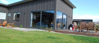 Stunning mountain views, sun soaked, quiet location close to Lake Wanaka