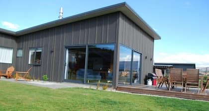 Stunning mountain views, sun soaked, quiet location close to Lake Wanaka