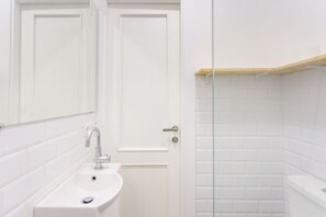 Douche, sèche-cheveux, serviettes fournies, shampoing