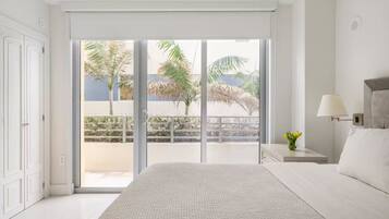 Desk, iron/ironing board, WiFi, bed sheets