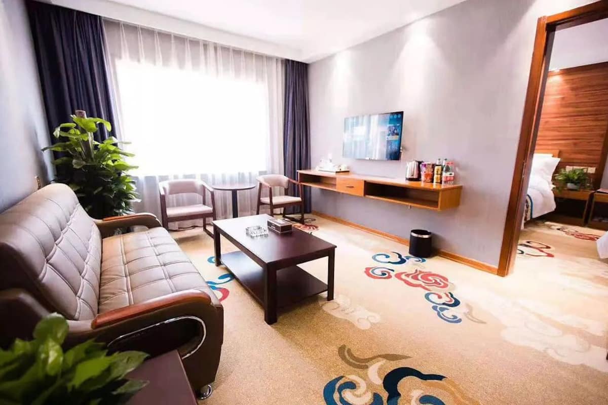 Executive Suite | Desk, free WiFi