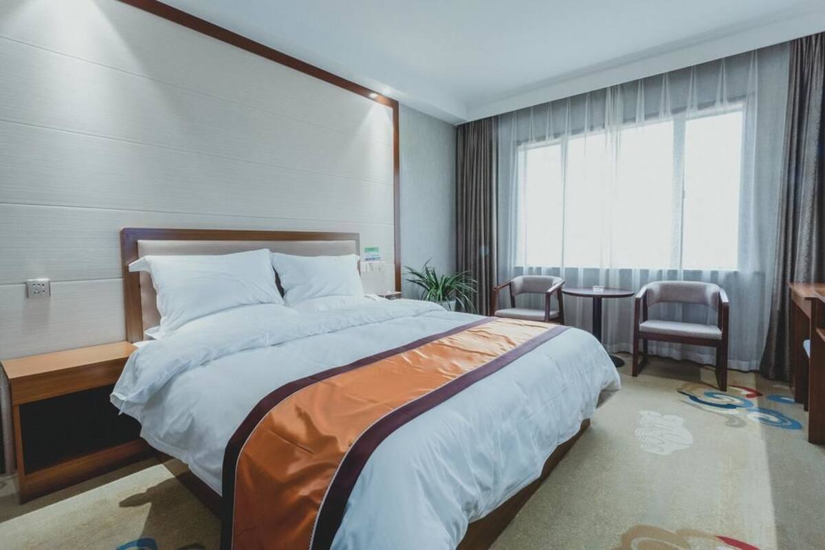 Business Suite | Desk, free WiFi