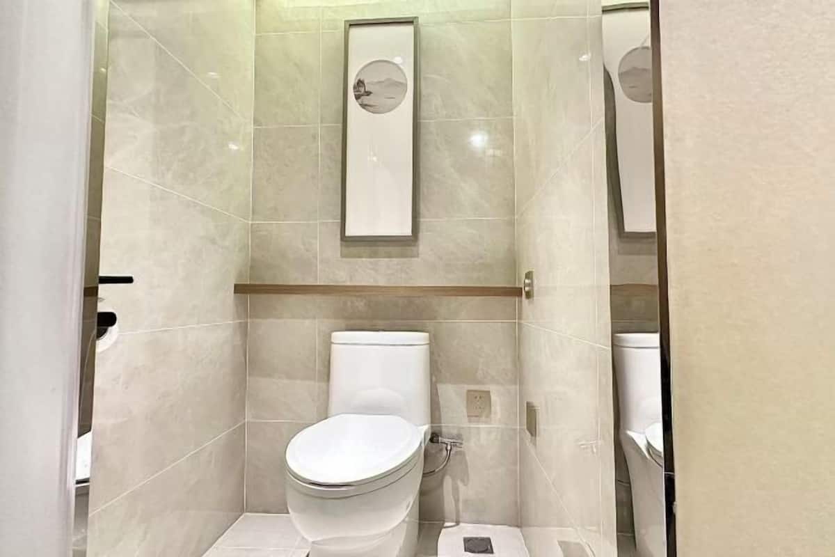 Bathroom | Shower, free toiletries, hair dryer, slippers