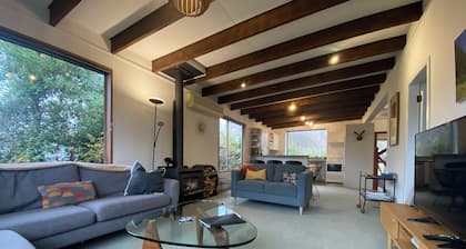 Entire house with tranquil garden, cosy and private, by the river