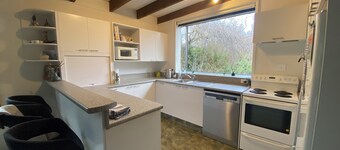 Entire house with tranquil garden, cosy and private, by the river