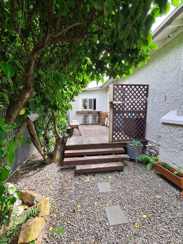 3 Bedroom home, OSP parking for 2 vehicles, fast WiFi, 5 minute walk to city