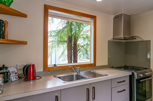 3 Bedroom home, OSP parking for 2 vehicles, fast WiFi, 5 minute walk to city