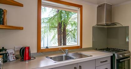 3 Bedroom home, OSP parking for 2 vehicles, fast WiFi, 5 minute walk to city