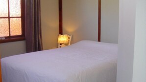 A single bed in a room with a window, a chair, and a lamp. - Lovely overnight double room with en-suite (Alexandra)