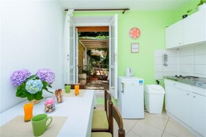 Kjøleskap, kokeplater, kaffetrakter/tekoker og kjøkkenutstyr