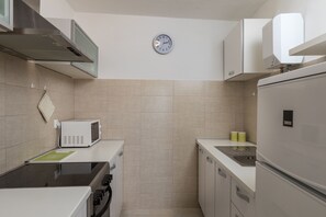 Kühlschrank, Ofen, Herdplatte, Kochgeschirr/Geschirr/Besteck
