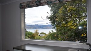 Een keuken met uitzicht op een meer en bergen.