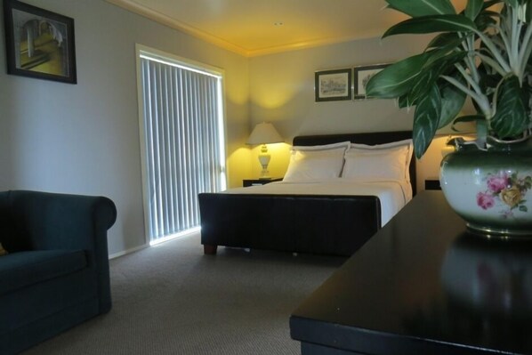 1 bedroom, iron/ironing board, bed sheets, wheelchair access - This beautiful cottage welcomes you with unique br (Miranda)