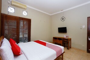 Desk, free WiFi, bed sheets