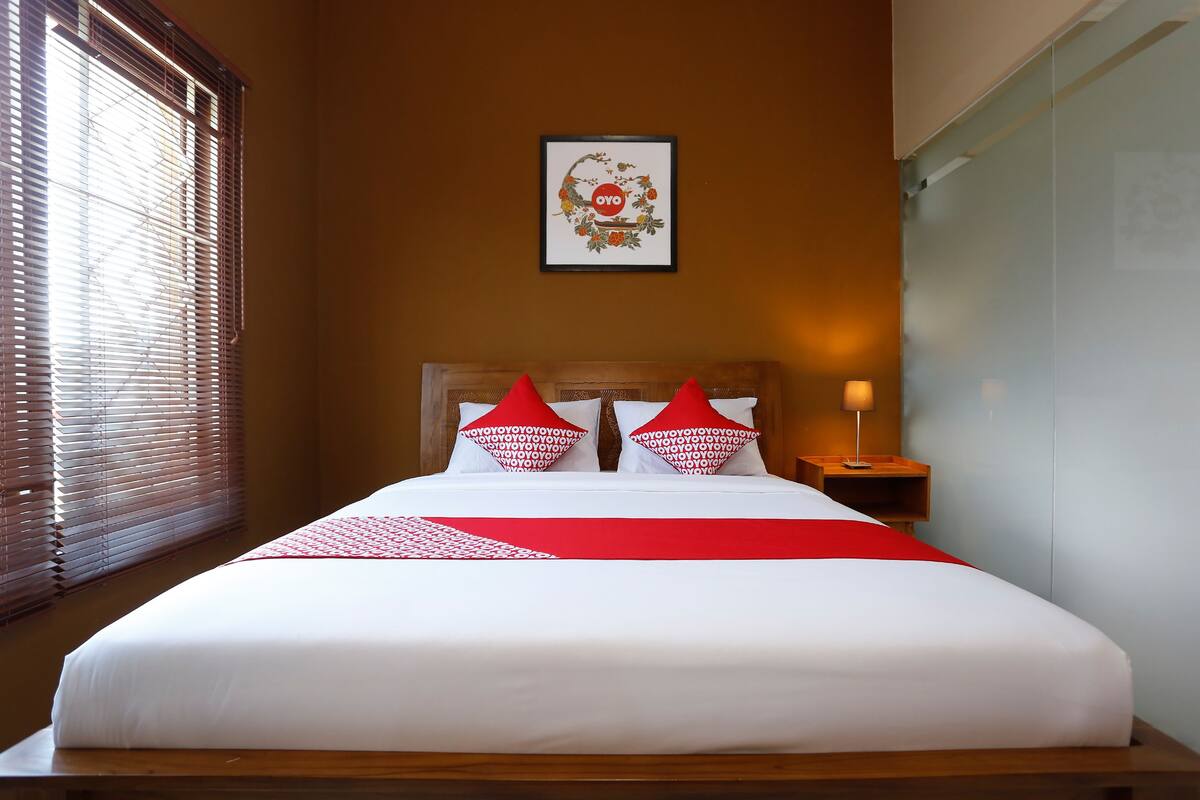 Desk, free WiFi, bed sheets