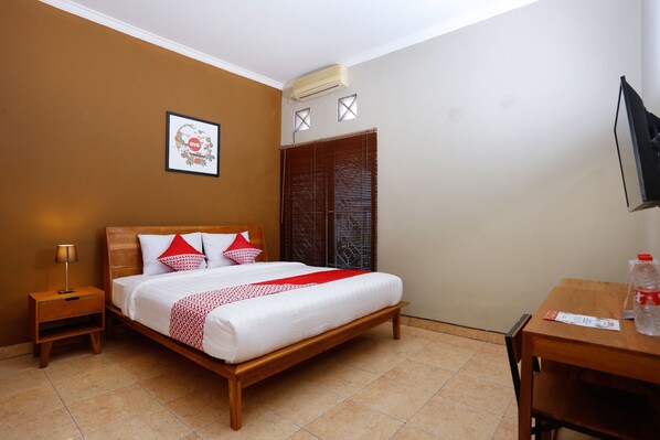 Desk, free WiFi, bed sheets