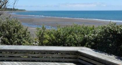 Oakura Beach Front - andquot; Relax Rest Enjoyandquot;