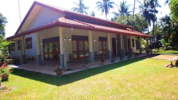 Vista frontal de la propiedad