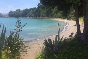 Ubicación cercana a la playa, tumbonas y toallas de playa