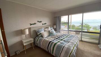 5 bedrooms, iron/ironing board, travel crib, bed sheets