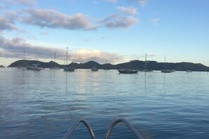 Tæt på stranden, liggestole, badehåndklæder