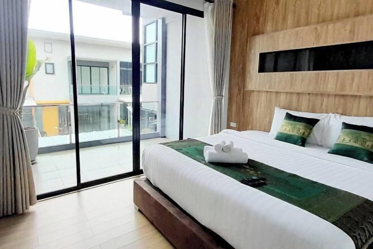 3 bedrooms, minibar, desk, soundproofing