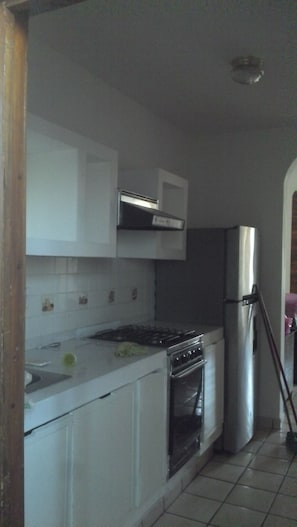 Een koelkast, een magnetron, een oven, een kookplaat