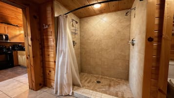 Douche, sèche-cheveux, serviettes fournies, savon