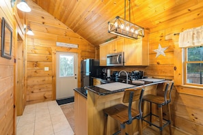 Fridge, microwave, oven, stovetop - Cozy Couples Mountain Log Cabin #5 Hot Tub Stone Fireplace LURAY Deluxe Firepit (Luray)