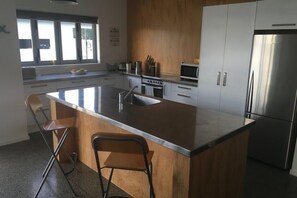 Réfrigérateur, micro-ondes, four, lave-vaisselle