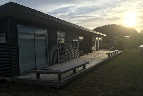 Stunning, Spacious & Modern Architectural Motuoapa Bach - Sleeps 12